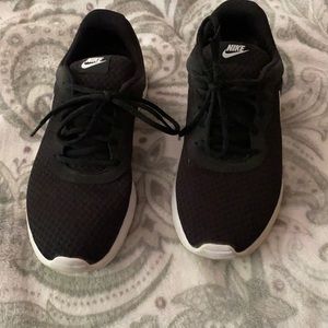 Women’s black 8.5 Nike Tanjun in great condition